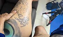 ワークアウト中の近所の人に忍び込んでファック