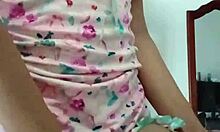 Μοντέλο σε Σέξι Ροζ Πυτζάμες Δειράζει Αθώο Συνάδελφο