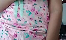 Μοντέλο σε Σέξι Ροζ Πυτζάμες Δειράζει Αθώο Συνάδελφο