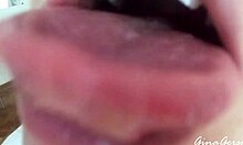 Fétichisme langue salive gorge