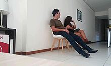 ねえ、彼女がここ病院で俺のチンポを吸うよ