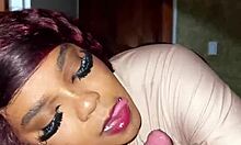 La madrastra más sexy de la historia se folla a su hijastro sin que su marido se dé cuenta!