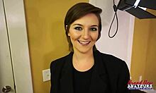 पेटाइट ब्रूनेट क्यूटी काइलि लंड चूसती है और डॉगी में उसकी पिंक चूत फक होती है