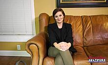 Lille brunette cutie Kylie suger pik og får sin lyserøde fisse kneppet i doggy