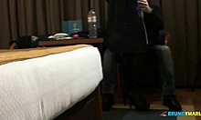 dame placer y penétrame bien delante de mi cornudo