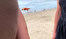 Jeg kommer rett foran alle på stranden igjen. Folk stirrer mens jeg suger denne enorme kuken med puppene ute!