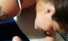 recomendo casal de amigos fazendo brincadeira em casa