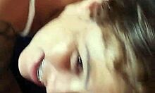 recomendo casal de amigos fazendo brincadeira em casa