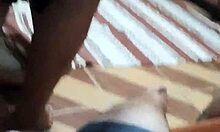 recomendo casal de amigos fazendo brincadeira em casa