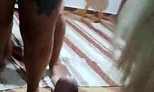 recomendo casal de amigos fazendo brincadeira em casa