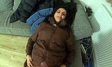 Милфи Калла делает золотой душ, пердит и кончает на куртки 😈