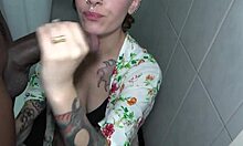 Horny hore prøver nye romkamerats enorme svart kuk - Blaze Rager