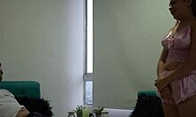 Gostosa sucks bus and gives to young guy in front of husband.