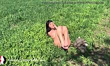 Blond pige føler nydelse ved at fingre sin stramme fisse