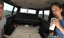 Красива брюнетка млада 18+ Rachel Rose, 21, се развихря в публично забавление в кола