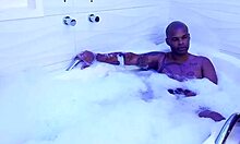 Putaria com as gostosas na jacuzzi