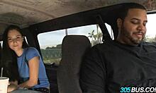 Красива брюнетка млада 18+ Rachel Rose, 21, се развихря в публично забавление в кола