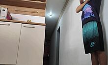 Sexo arriscado enquanto marido no banho, pau amigo ereto e transei 😈