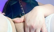 La dueña del bar imita a la mucama y hace un video masturbandose para mostrar a sus clientes 1 full on xred sheer