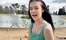 Белла Нова показывает тугую хватку своей киски