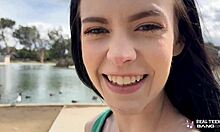 Bella Nova muestra su coño apretado