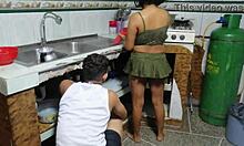 Seksi tüccar becerikli elleri ve diliyle amımın tıkanıklığını tamir ediyor