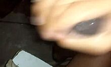 Mulher casada infiel é pega chupando pau sozinha em casa!