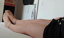 Nylonjunge in Nachthemd und Strumpfhose Shows Off Chubby Legs in Sexy German Solo