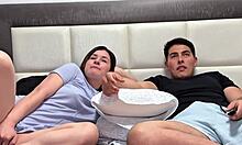 Att titta på filmer med min styvsyster blir hård knull tills jag kommer inuti