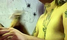 Dulce Pibe con Turca de Tetas Grandes en Halloween