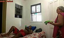 Amigo do meu filho que estava jogando videogame com ele na sala subiu até meu quarto e me viu tomando banho não resisti e acabei transando com ele