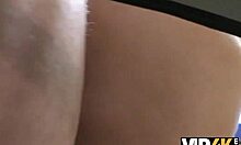 VIP4K JOVEN INGENUA FOLLADA SOBRE ESCRITORIO EN OFICINA DE PRESTAMOS