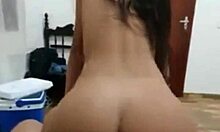 Hermanastra ruega por penetración profunda en la cama