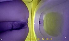 छुपी कैमरा से एशियाई टीन 18+ टॉयलेट इस्तेमाल करती हुई पकड़ी गई