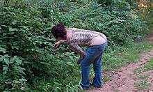 Křivá milf předvádí tanga body na veřejné stezce