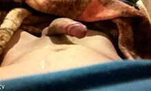 Hey, watch this novinho gozando all over! 😏