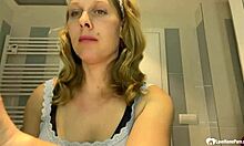 Съседката мама показва циците си. Какво крие отдолу?