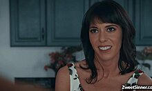 Lexi Foxy deepthroats Ryan's big cock to orgasm