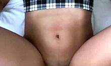 Njuter den här lilla 18+ tetona av missionärstöten efter skolan?