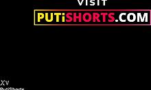 마른 유럽 젊은 여자가 지저분한 페이셜 받아