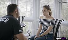 Chad White genç 18+ kızın dölünü yutmasını zorluyor