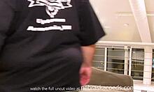 Super fica si denuda accidentalmente scattando foto sexy all'aperto 😏