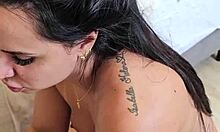 Kalena Mitrak se poigrava sa napaljenim fanom u spavaćoj sobi. Savijena u doggystyle jebanje za veliku guzu brazilsku domaćicu.