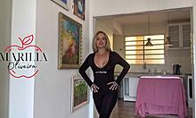 gostosa experimenta roupas de academia