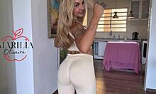 gostosa experimenta roupas de academia