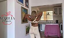 gostosa experimenta roupas de academia