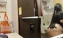 me follo a la esposa de mi hermanastro en la cocina parte 1