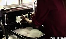 วัยรุ่นสวยกล้ามโดนเย็ดในแฟนตาซีสามคนต้องห้าม