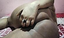 Tía india gorda con tetas caídas baila seductora por primera vez en HD mostrando cuerpo intenso suegra se une a diversión amateur