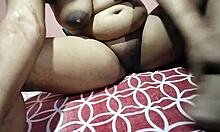 Tía india gorda con tetas caídas baila seductora por primera vez en HD mostrando cuerpo intenso suegra se une a diversión amateur